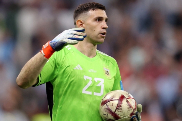 莫佩調(diào)侃撞傷萊諾成就大馬丁：“難道他不應(yīng)該對(duì)我心存感激嗎？”