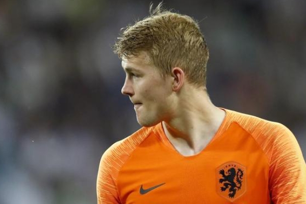 德弗里踢什么位置？