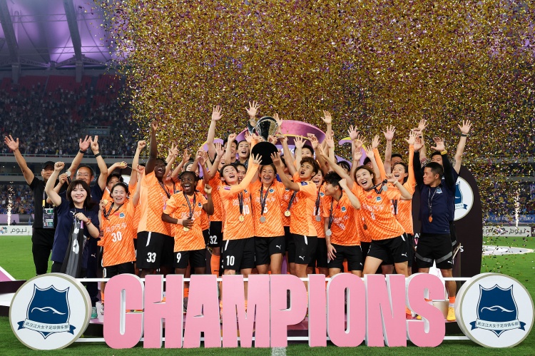 我們是冠軍?。?！武漢女足捧起首屆女足亞冠冠軍獎杯